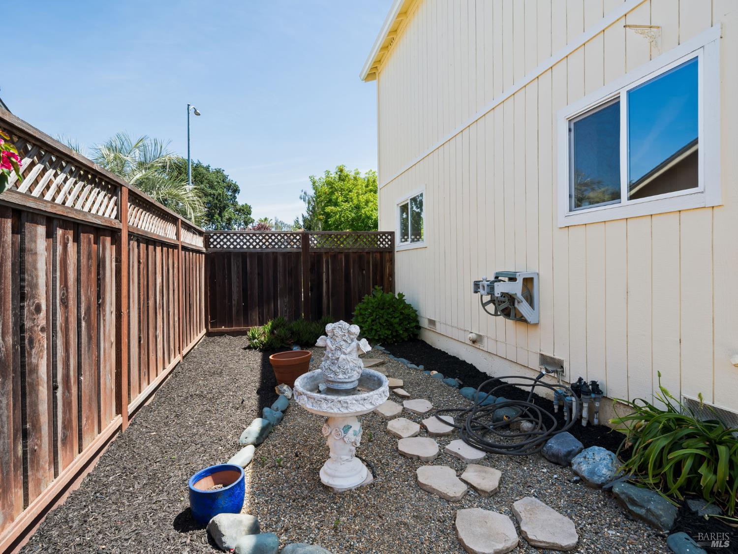 109 Paradise Dr