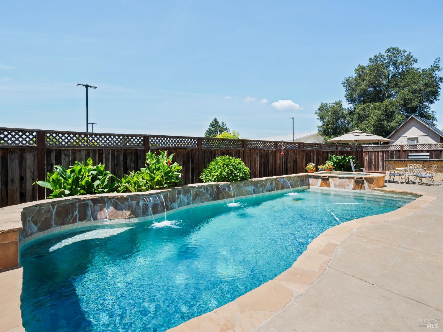 109 Paradise Dr