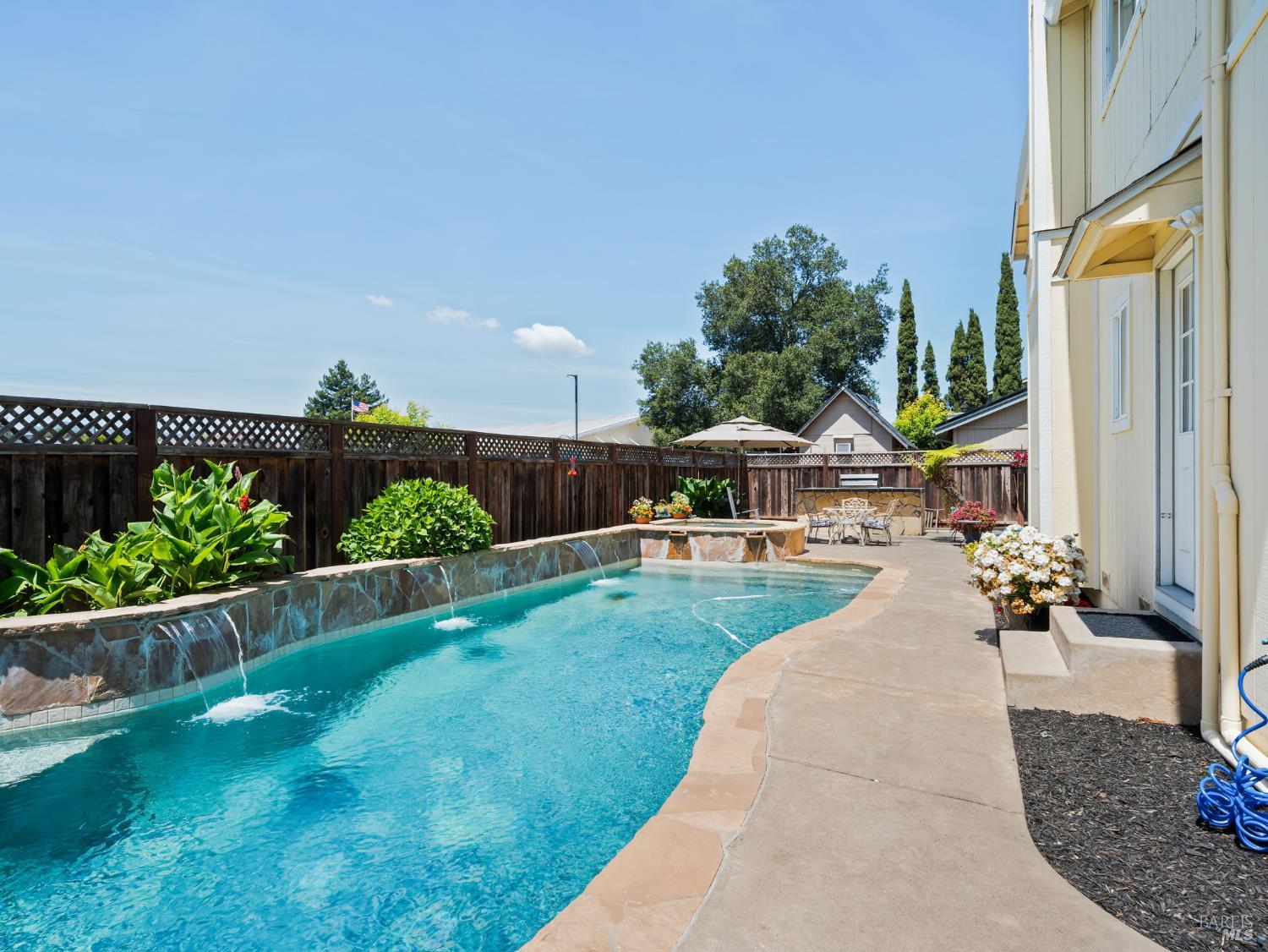 109 Paradise Dr