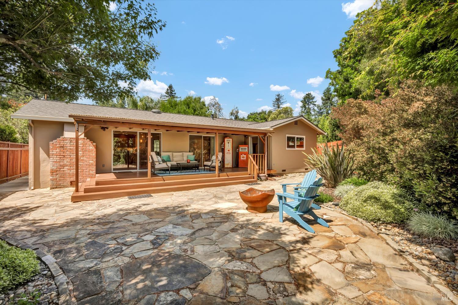 3042 Donna Dr