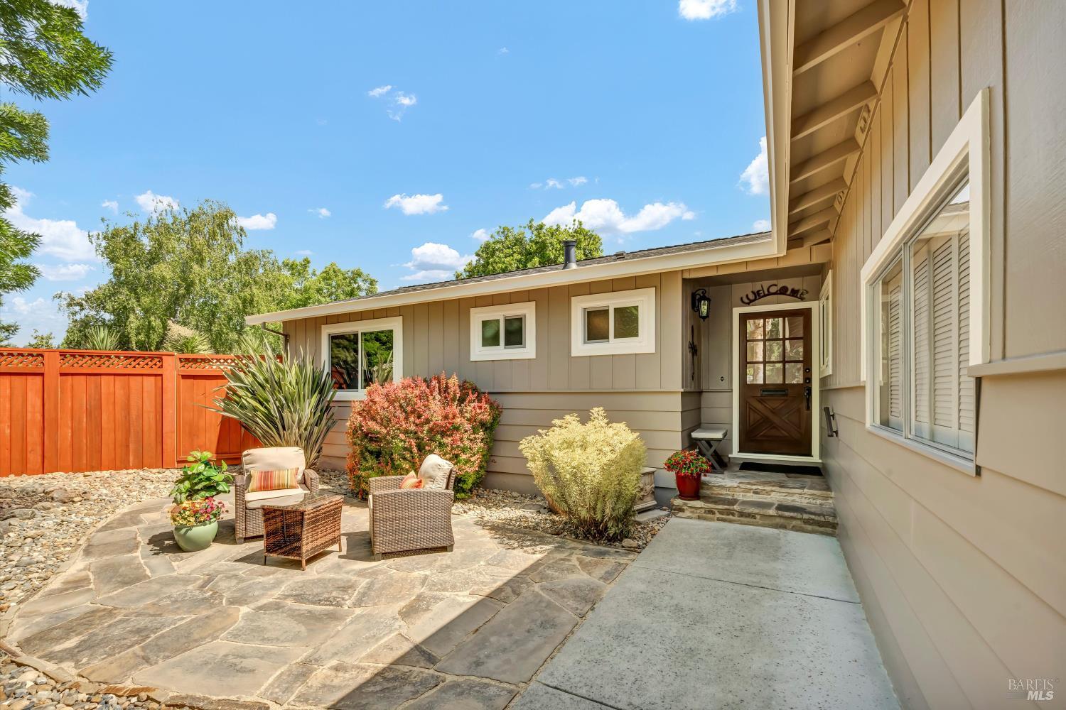 3042 Donna Dr