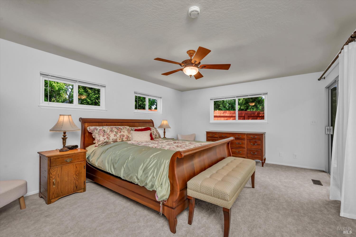 3042 Donna Dr