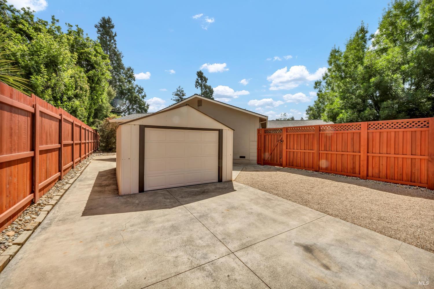 3042 Donna Dr