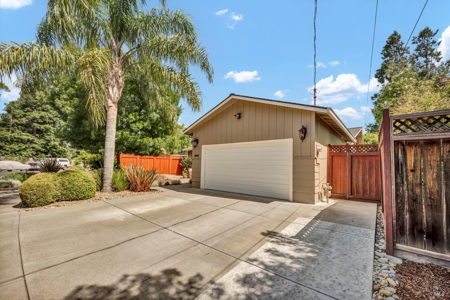 3042 Donna Dr