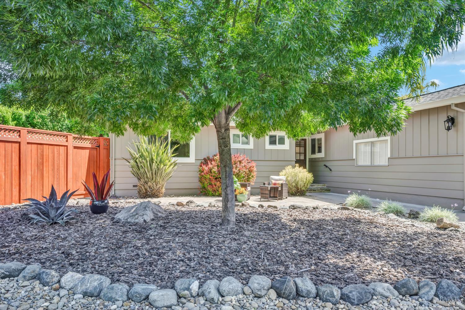 3042 Donna Dr