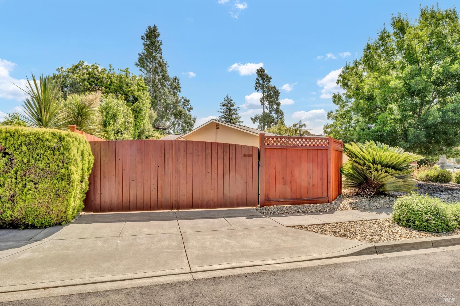 3042 Donna Dr