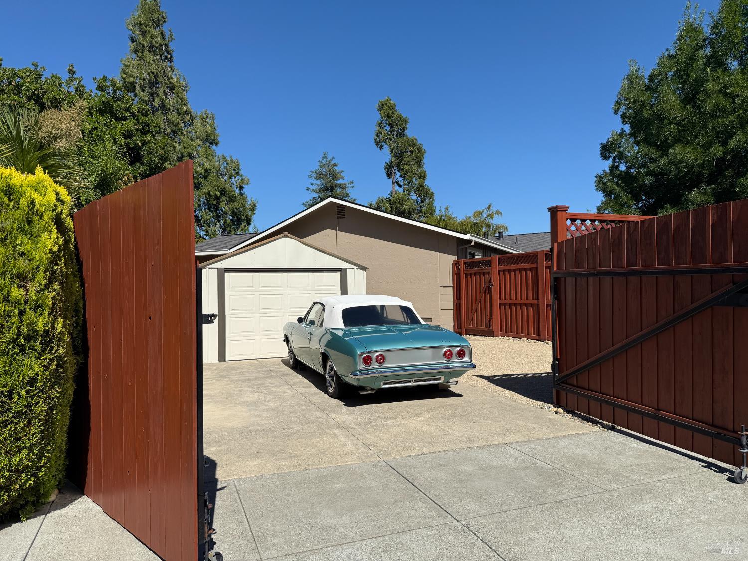 3042 Donna Dr