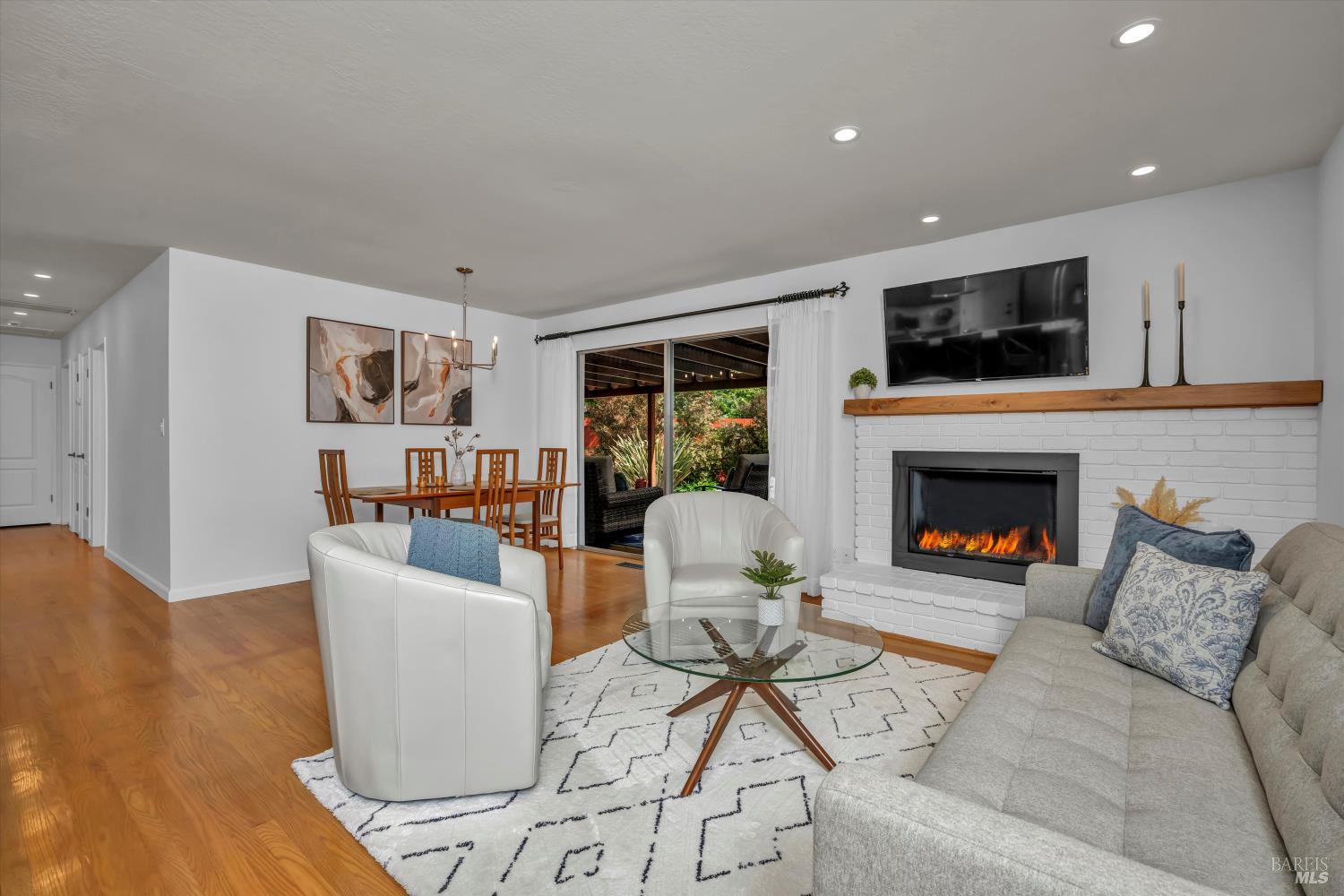 3042 Donna Dr