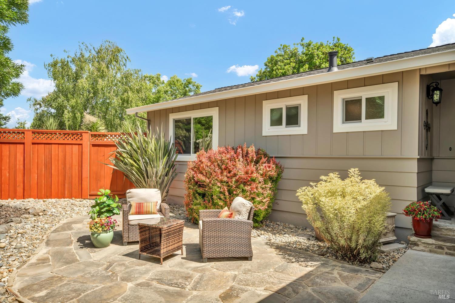 3042 Donna Dr