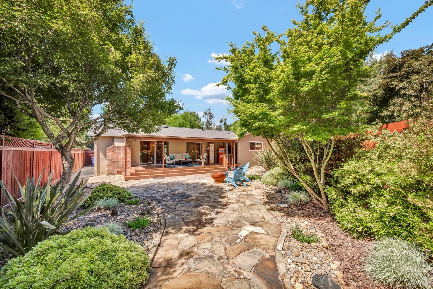 3042 Donna Dr
