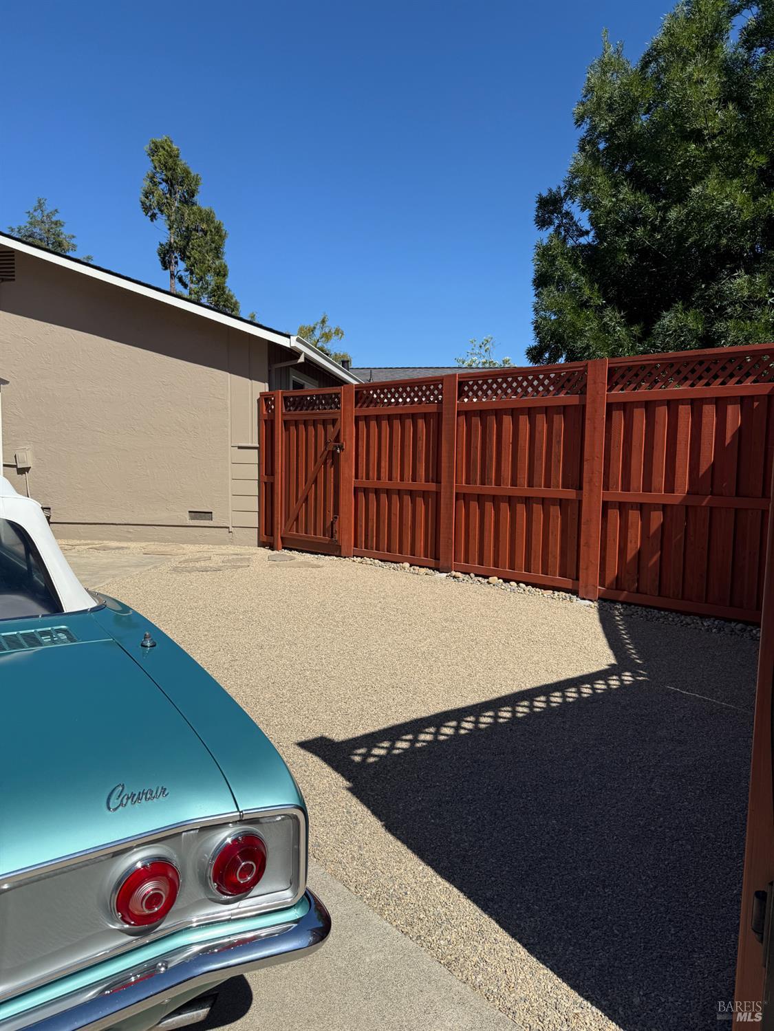 3042 Donna Dr