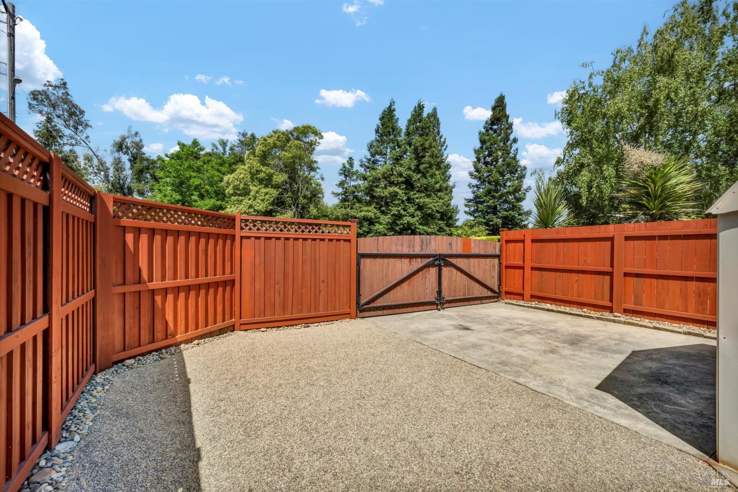 3042 Donna Dr