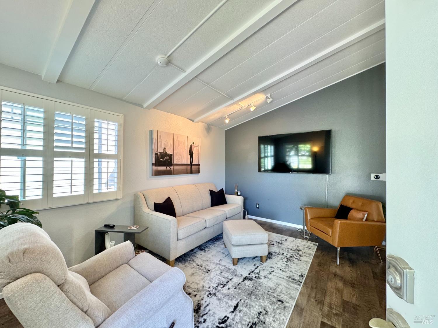 110 Falcon Crest Cir