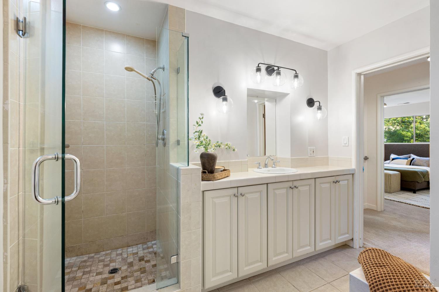 1050 White Cottage Rd N