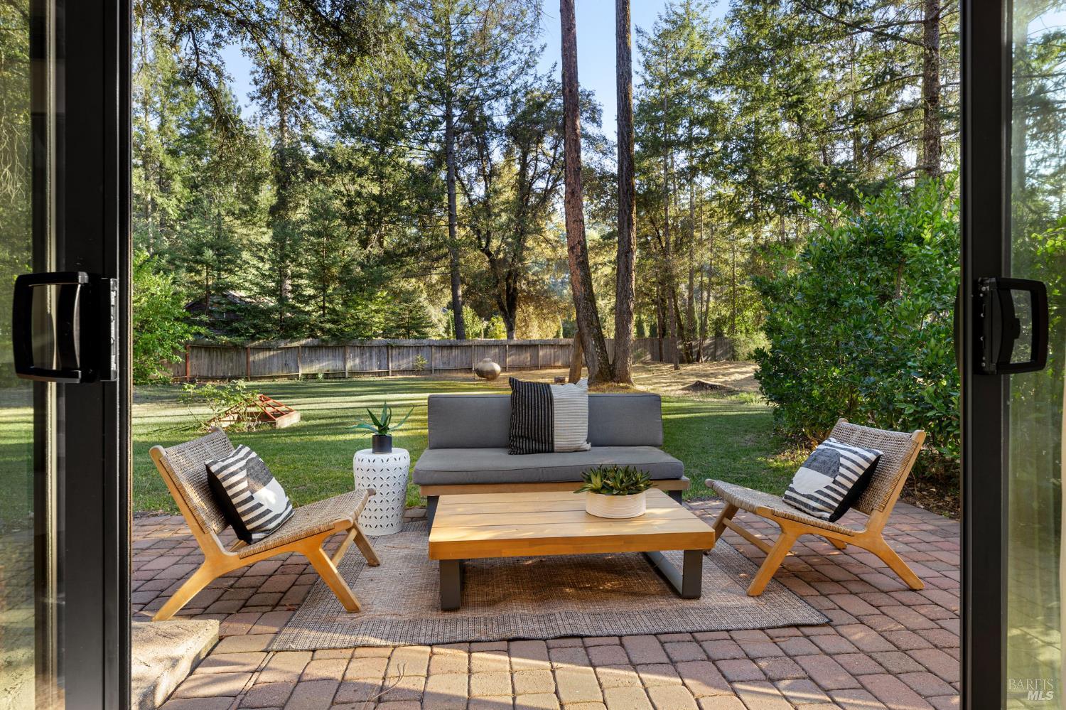 1050 White Cottage Rd N