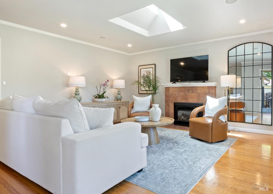 2067 W Lincoln Street