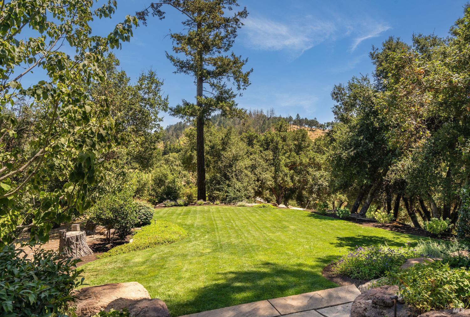 512 Meadowood Ln