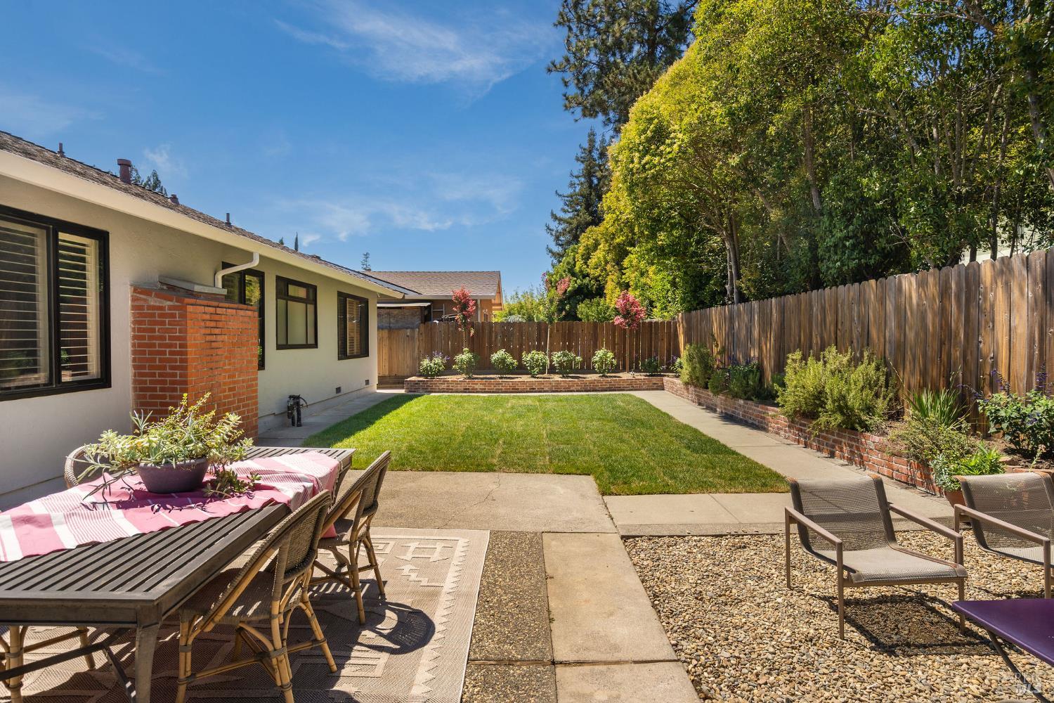 1560 Salvador Ave