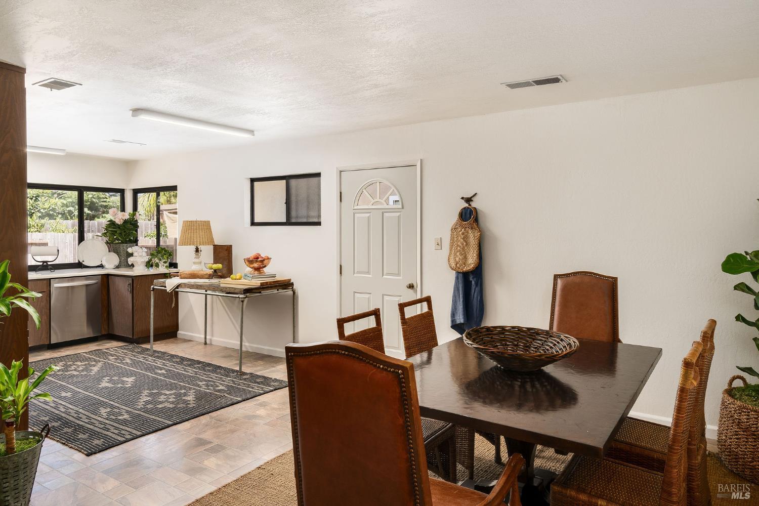 1560 Salvador Ave