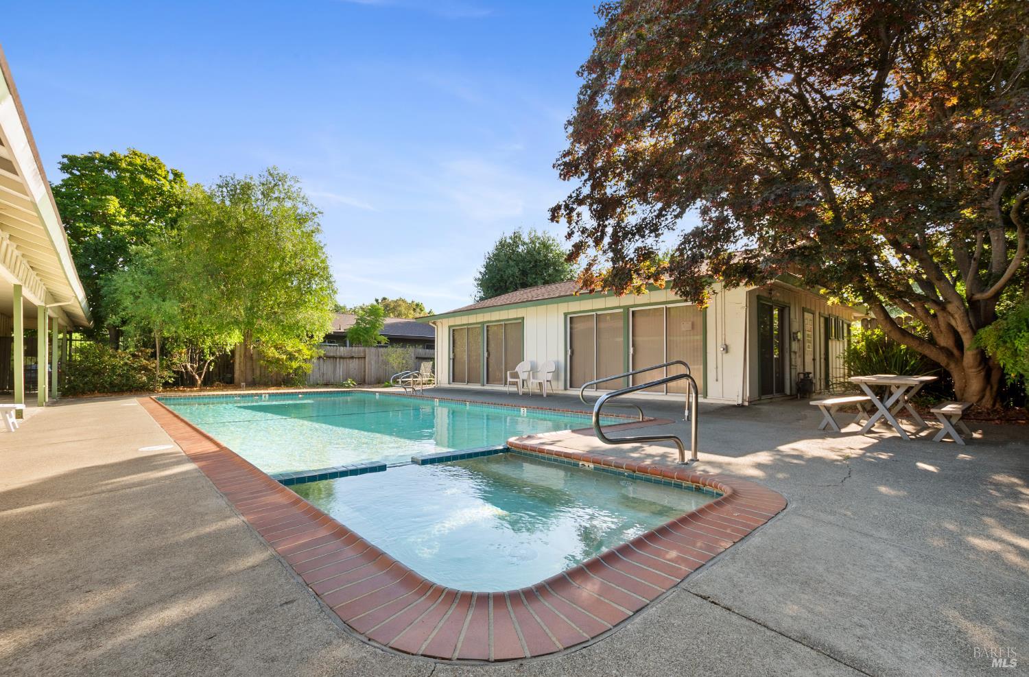 2133 Redwood Rd