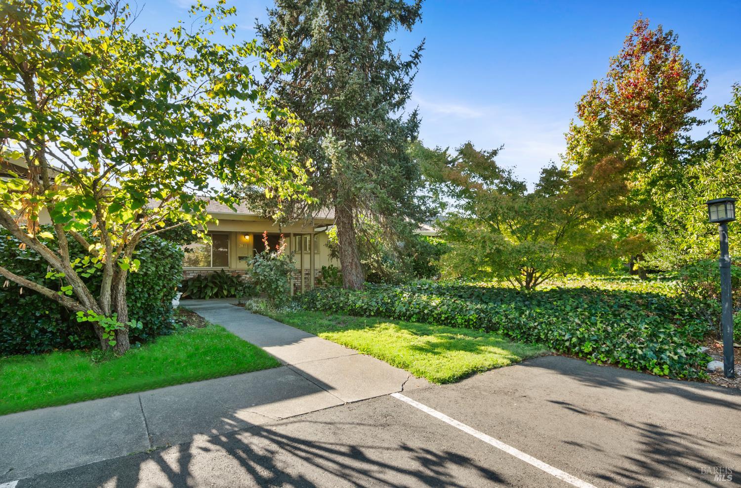 2133 Redwood Rd