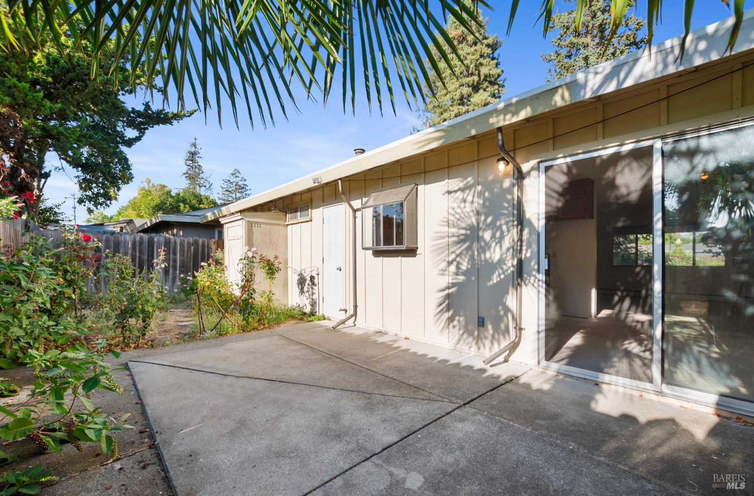 2133 Redwood Rd