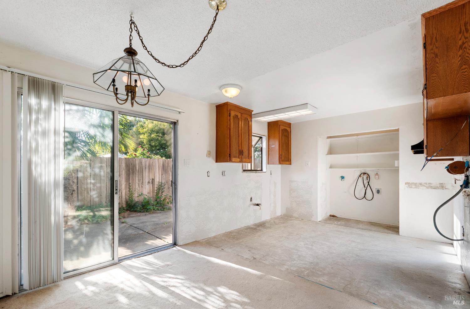 2133 Redwood Rd