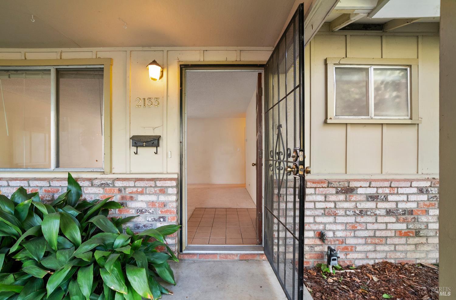 2133 Redwood Rd