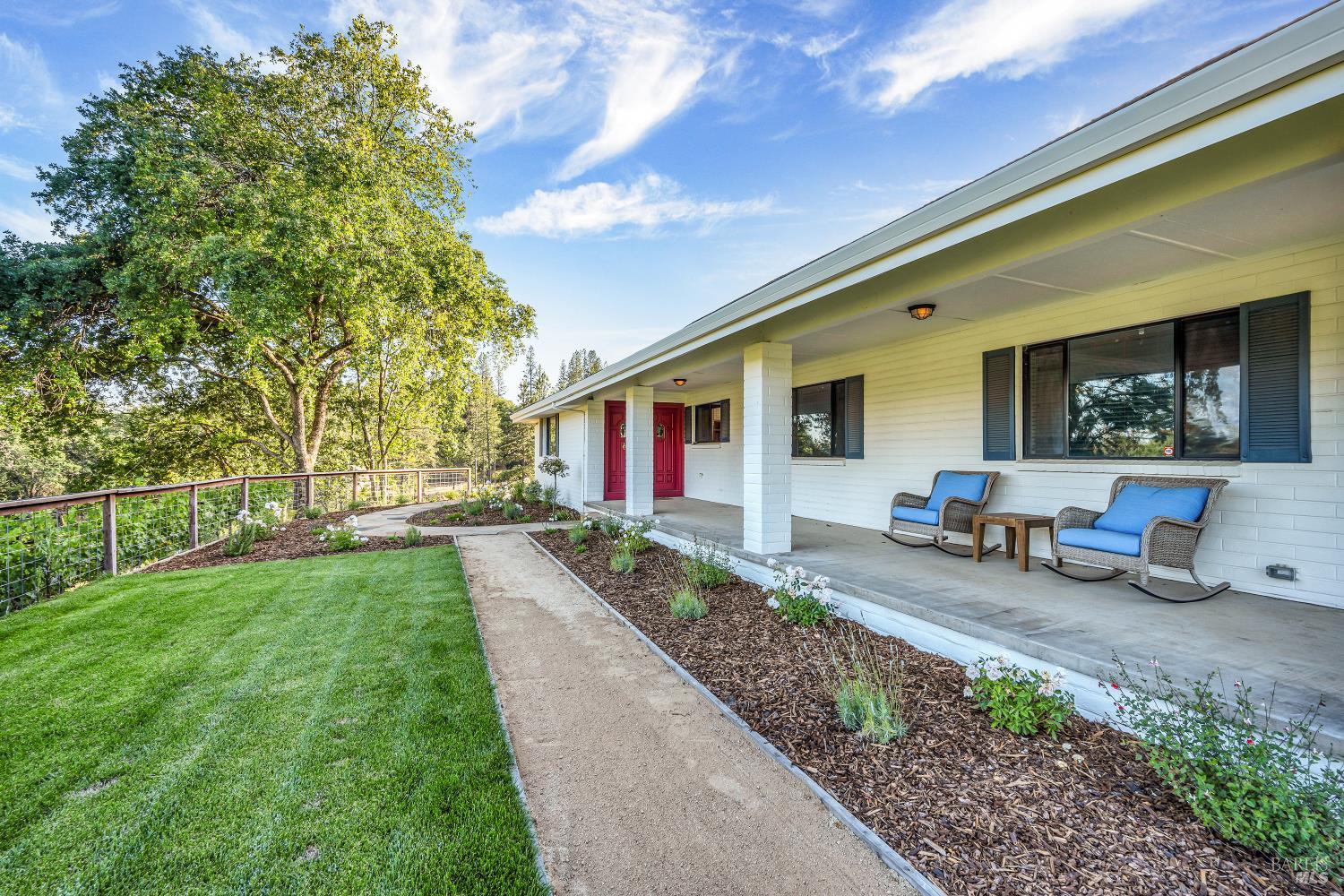 875 White Cottage Road N