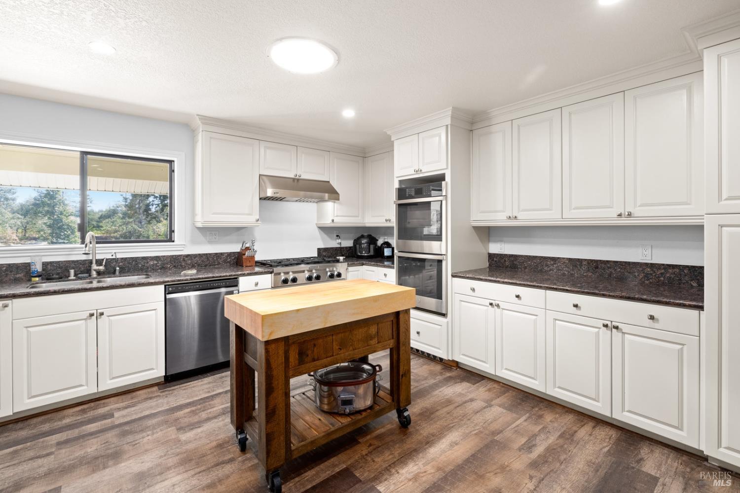 875 White Cottage Road N