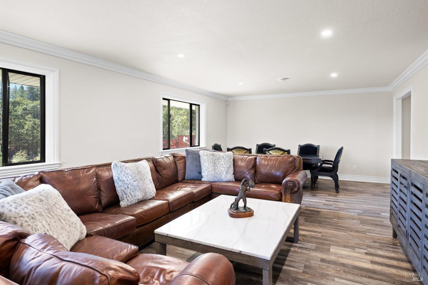 875 White Cottage Road N