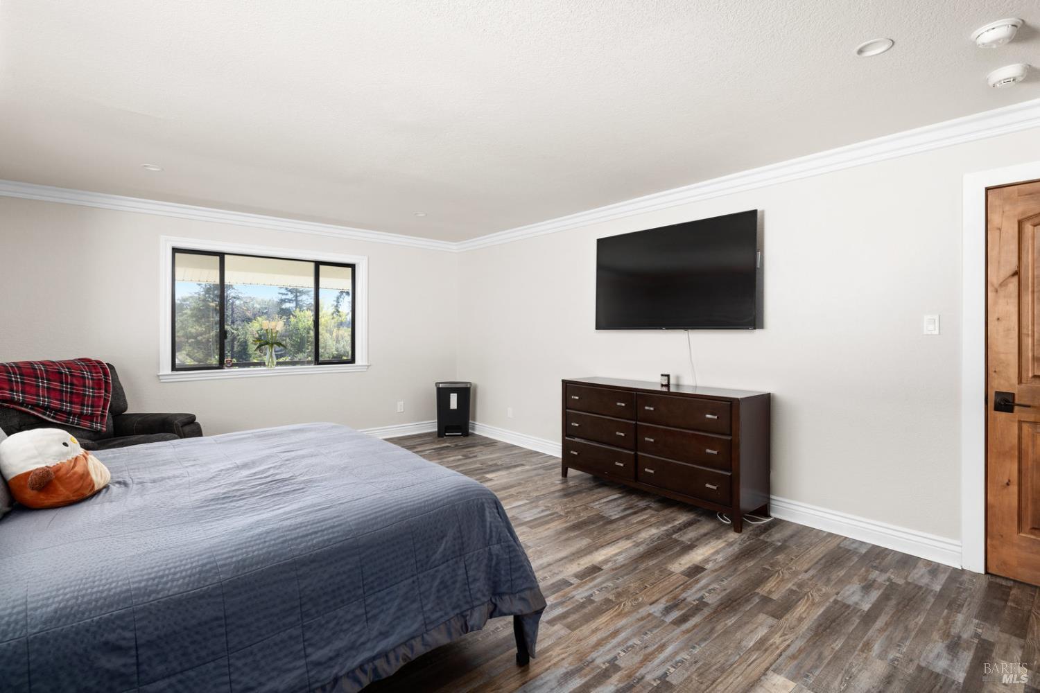 875 White Cottage Road N