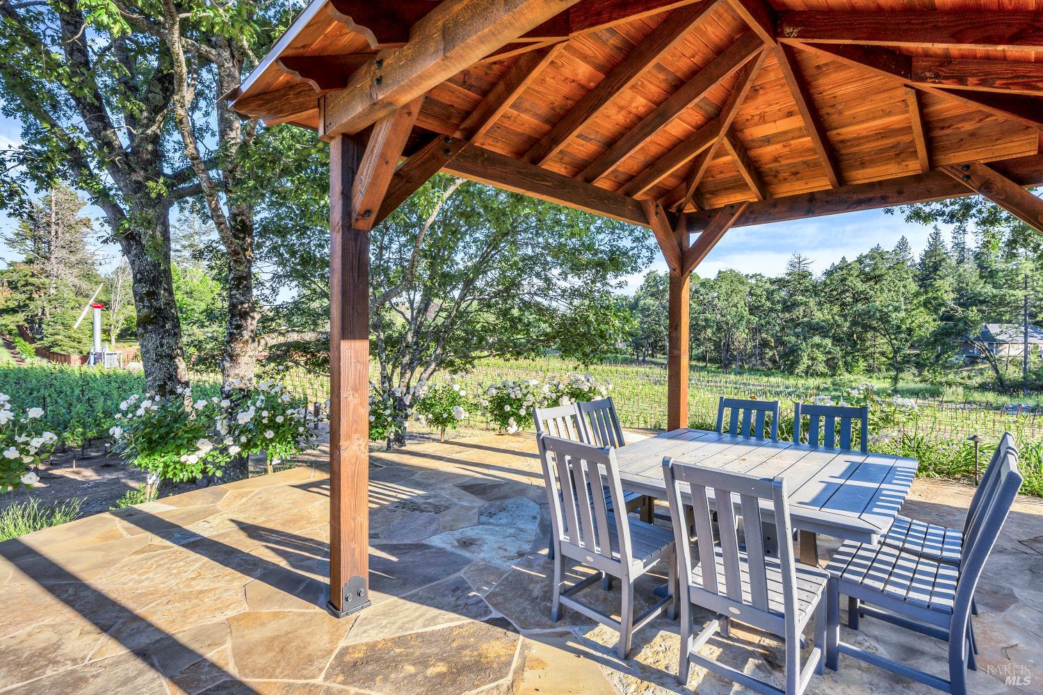 875 White Cottage Road N