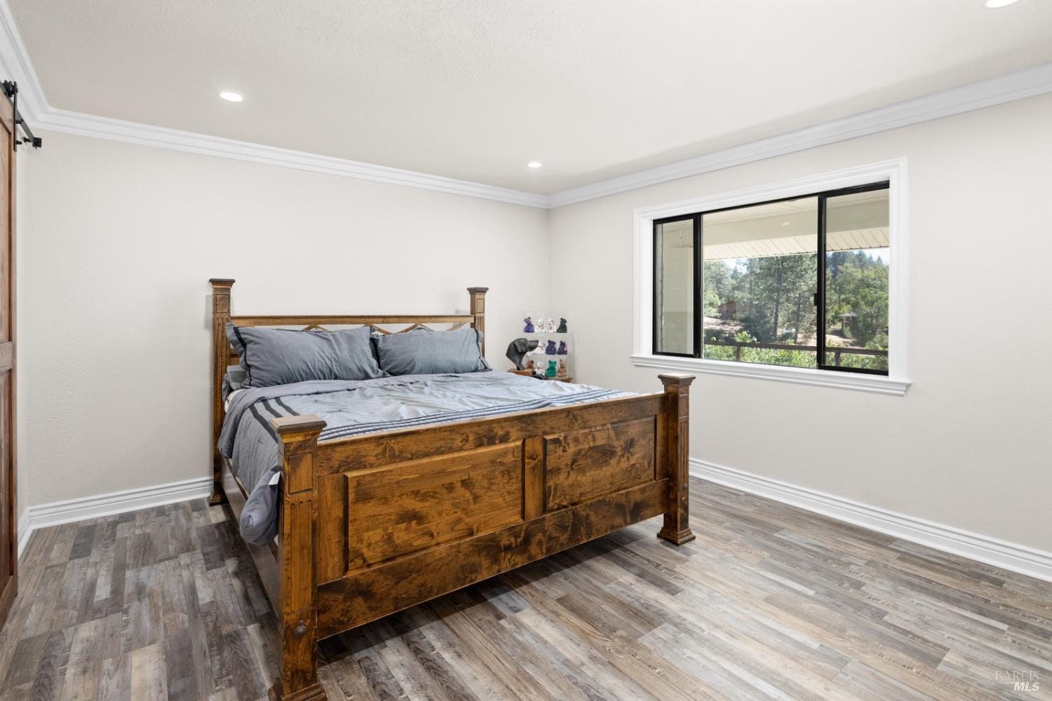 875 White Cottage Road N