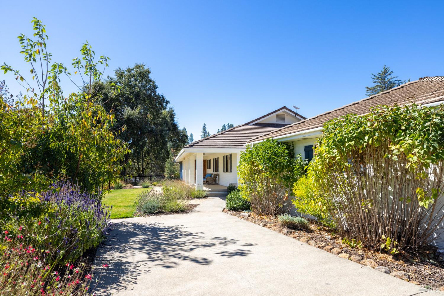 875 White Cottage Road N