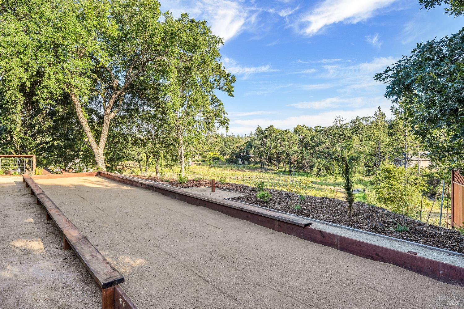 875 White Cottage Road N