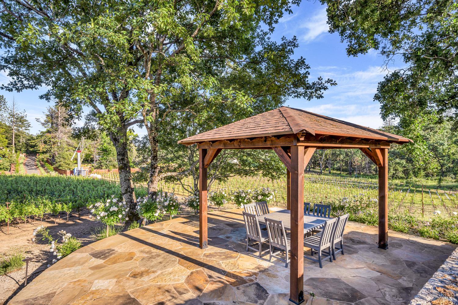 875 White Cottage Road N