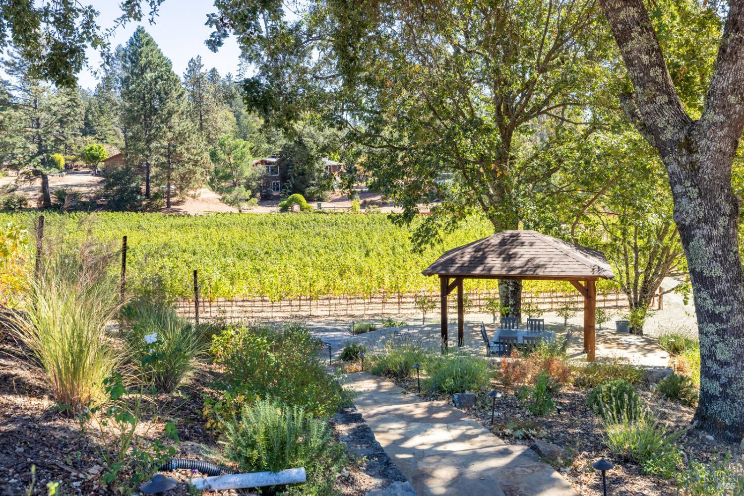 875 White Cottage Road N