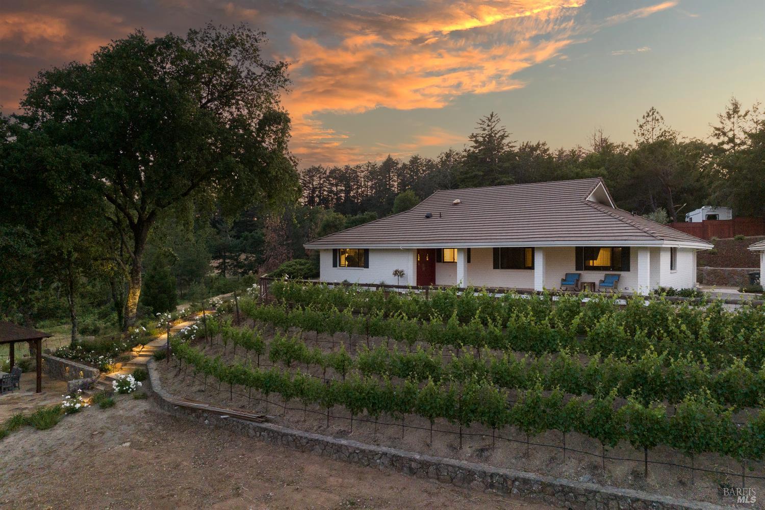 875 White Cottage Road N