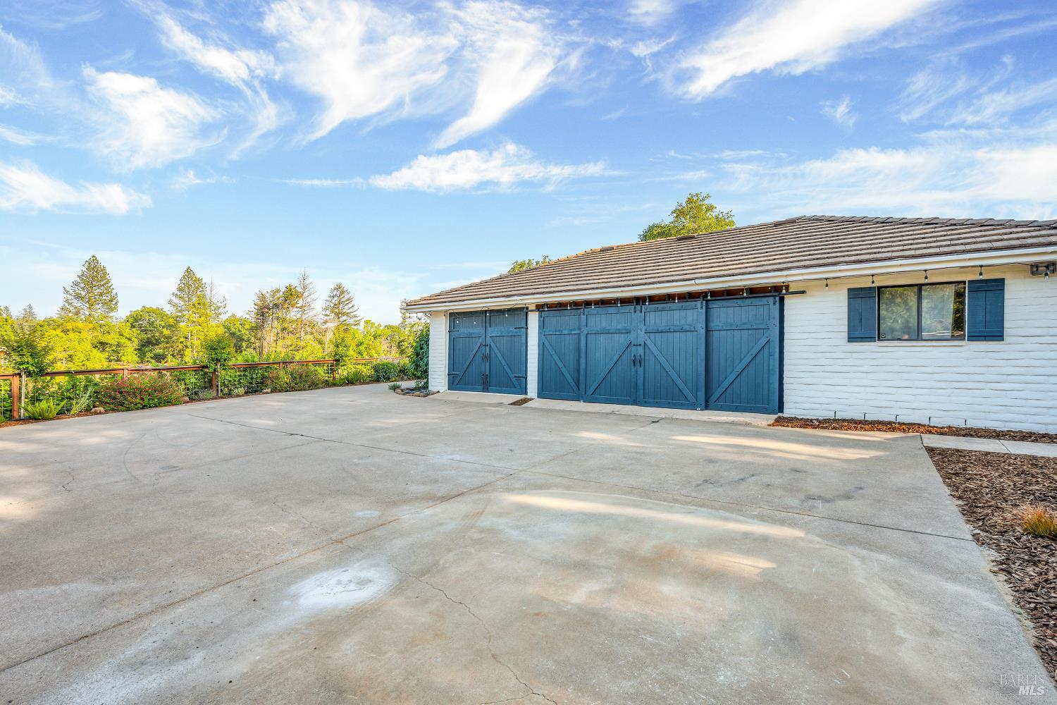 875 White Cottage Road N