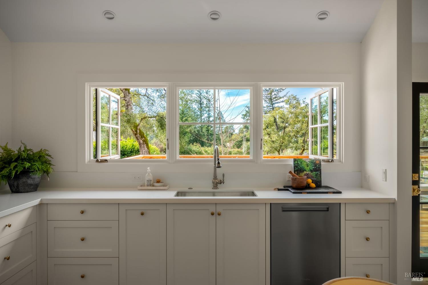 340 White Cottage Road S