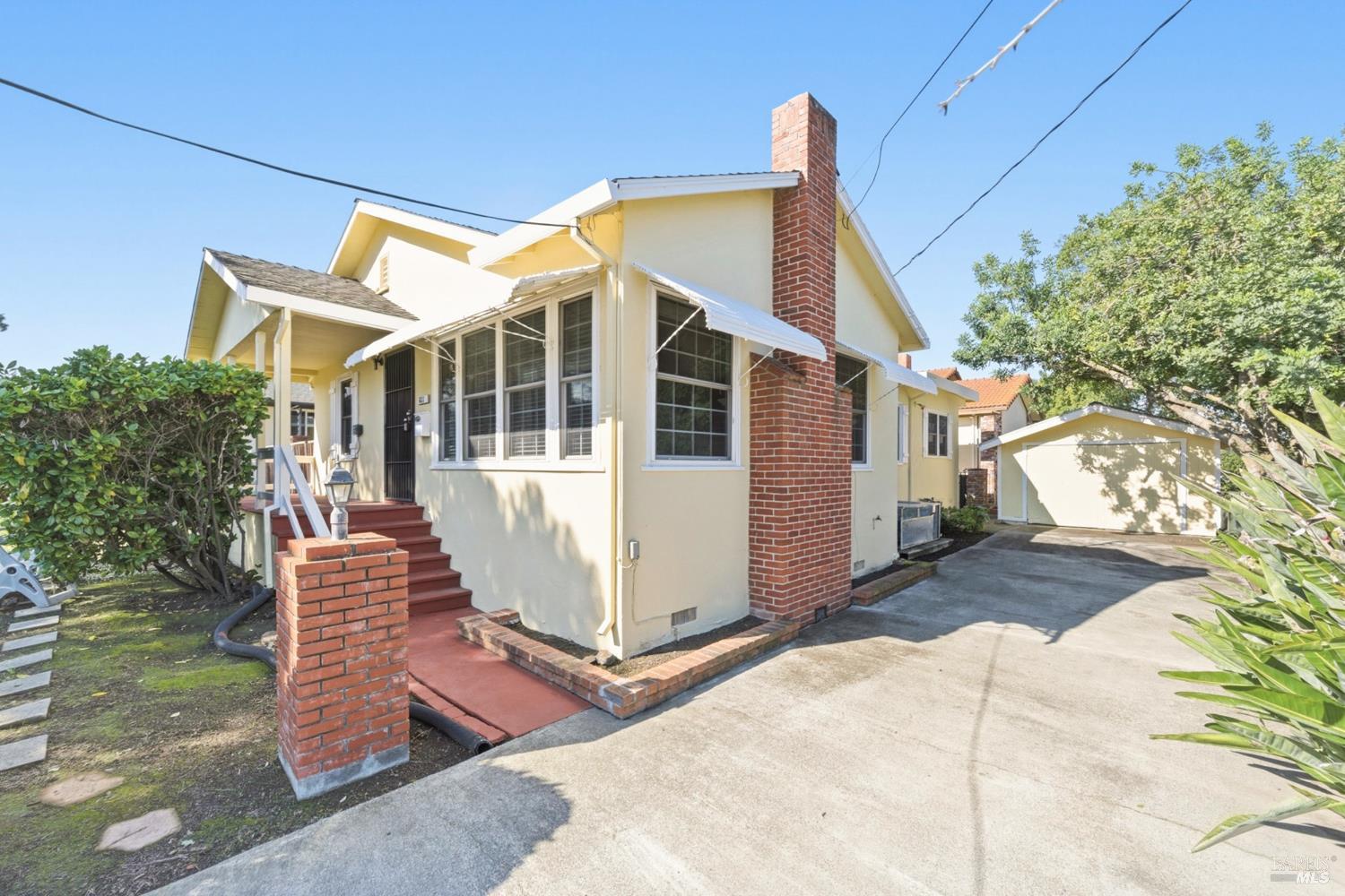 639 E 5th Street
