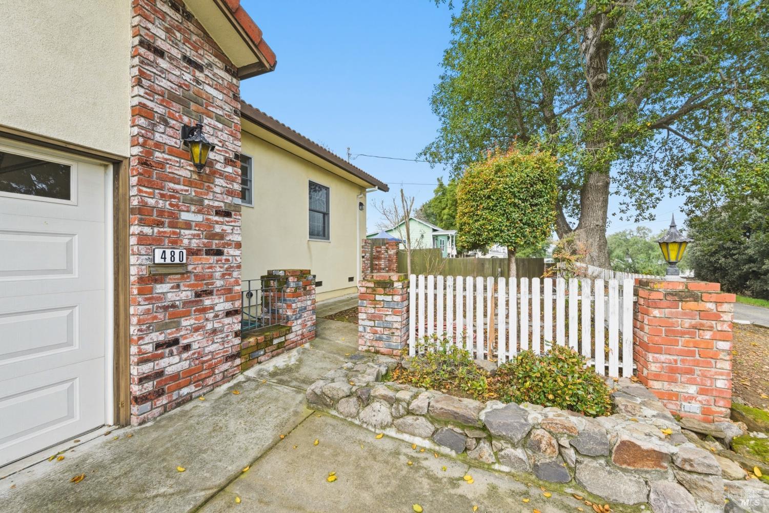 639 E 5th Street