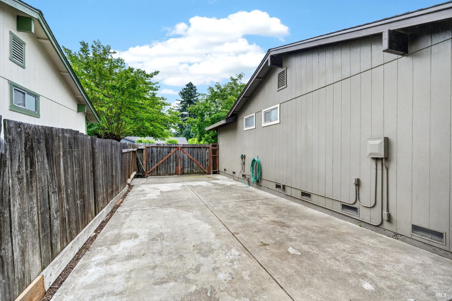 281 Meadowood Lane