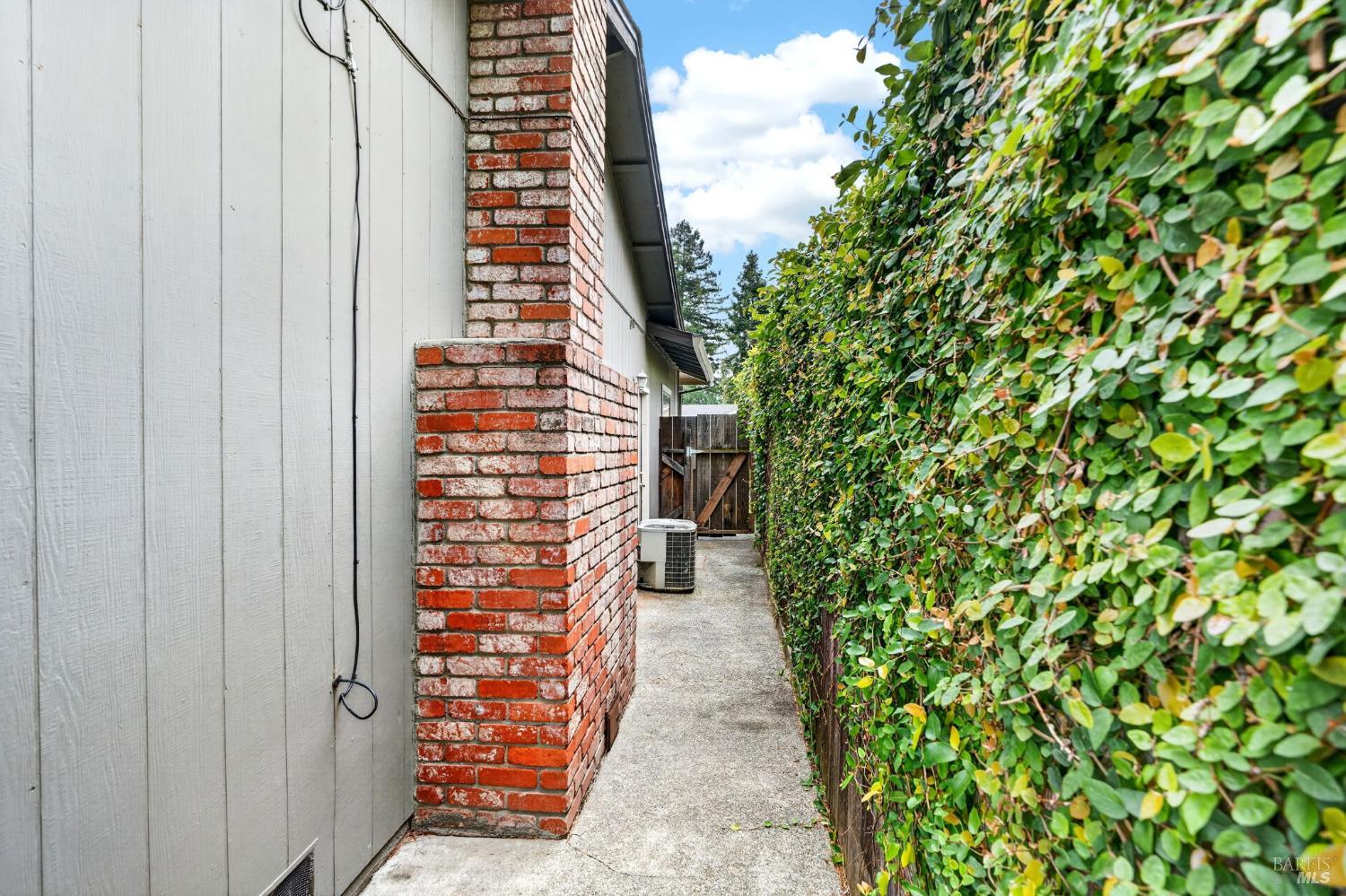 281 Meadowood Lane