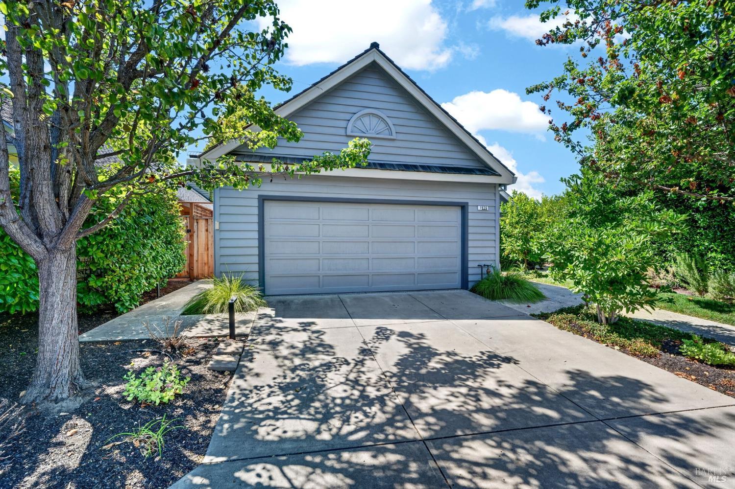 1926 Oak Circle