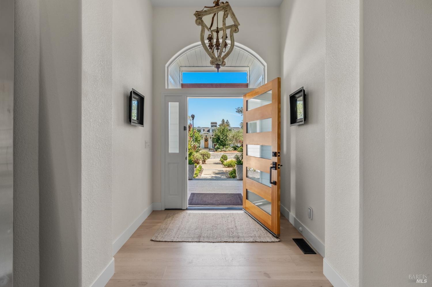 1586 Arrowhead Drive