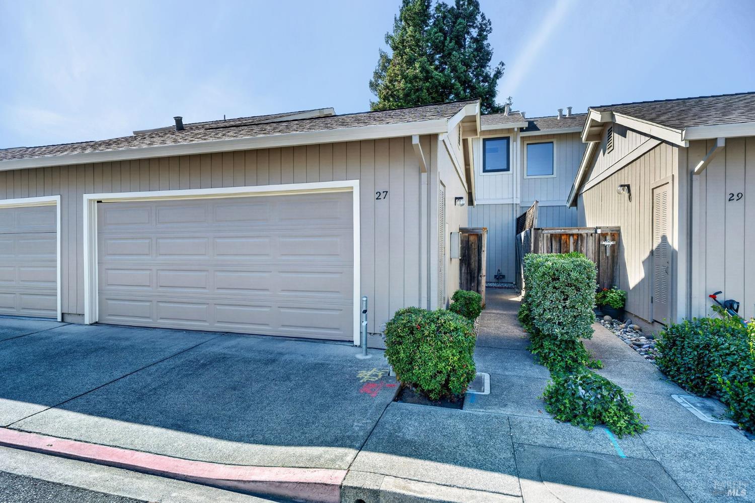 27 Blossom Court W
