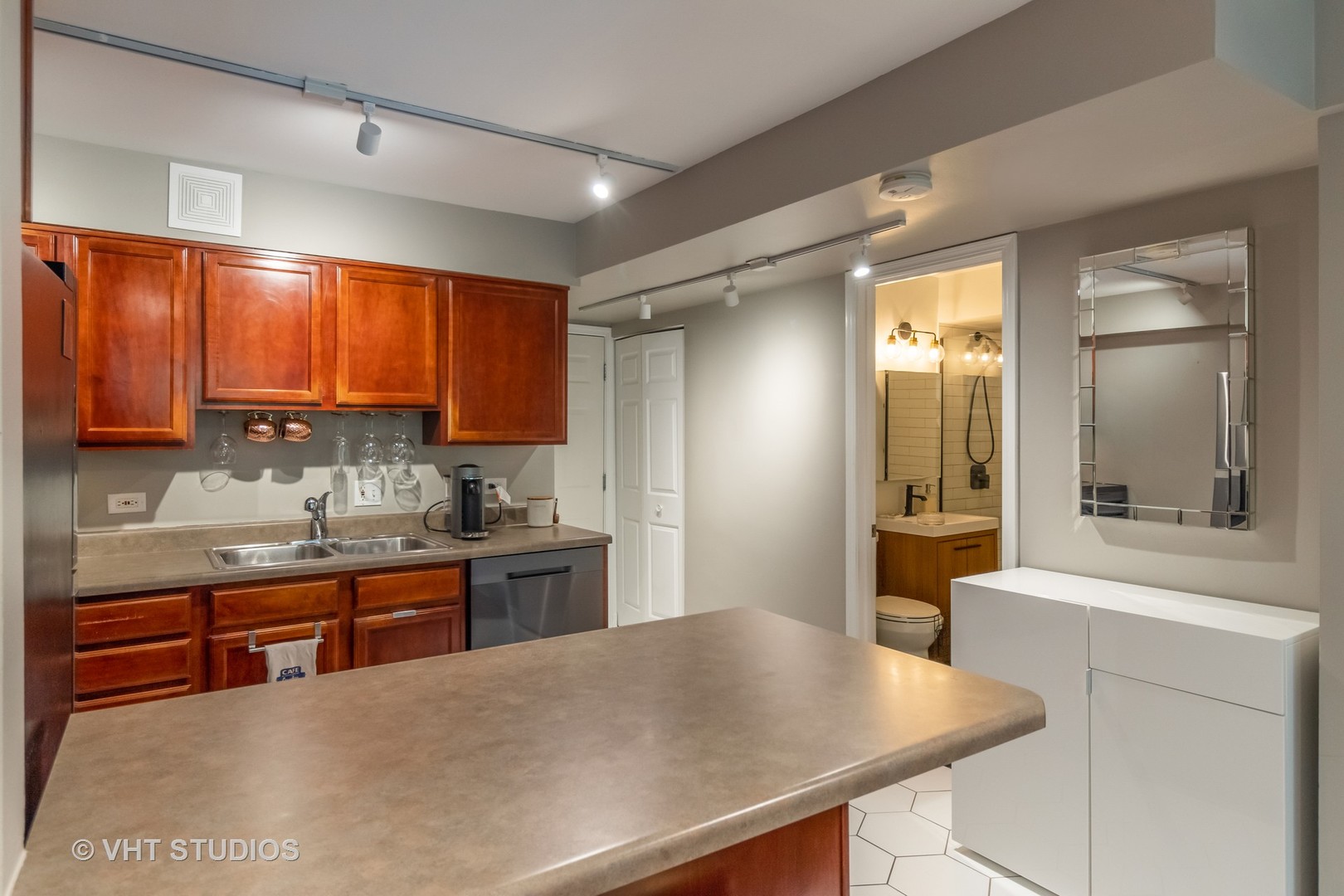 5854 N Kenmore Avenue Unit: 2B