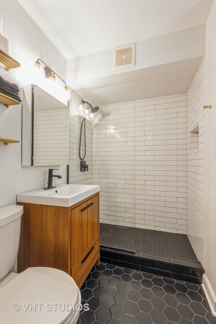 5854 N Kenmore Avenue Unit: 2B